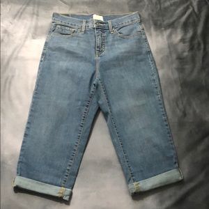 🔴 Ladies size 6 Levi’s cropped jeans w/tummy control